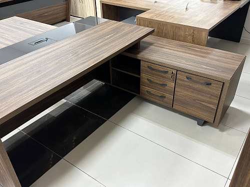 Стол руководителя с правой тумбой Corner COR.SRT-20 (R) 